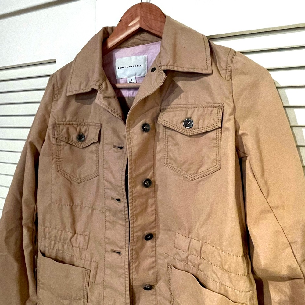 Banana Republic cargo jacket in khaki NWOT, Size: 0 (XS)